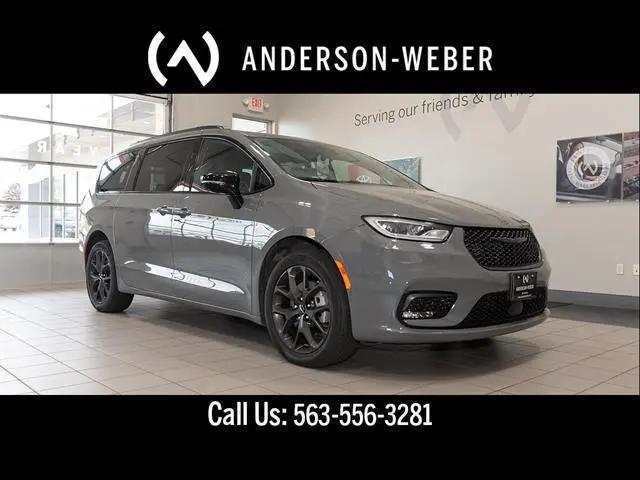 2023 Chrysler Pacifica Limited AWD for sale in Dubuque, IA