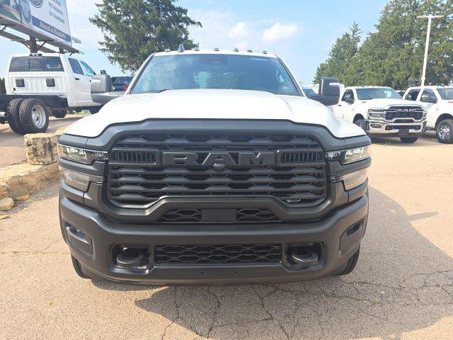2026 RAM 5500 Chassis RAM 5500 TRADESMAN CHASSIS CREW CAB 4X4 84 CA