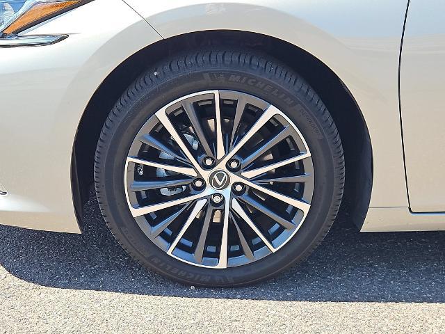 2022 Lexus ES 300h Base