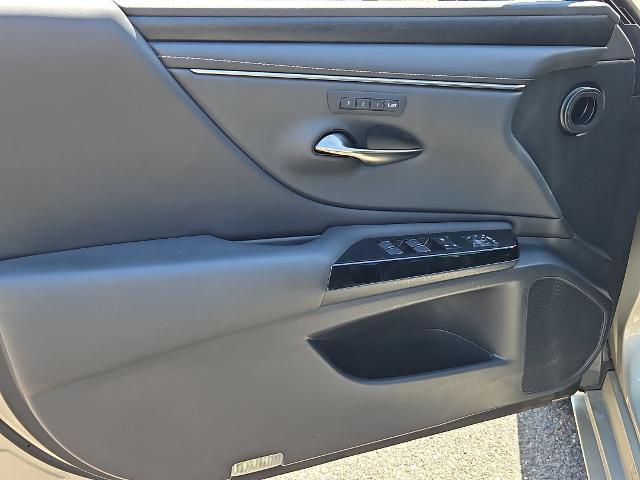 2022 Lexus ES 300h Base
