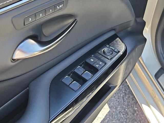 2022 Lexus ES 300h Base