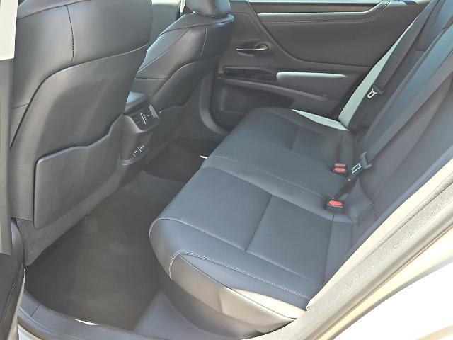 2022 Lexus ES 300h Base