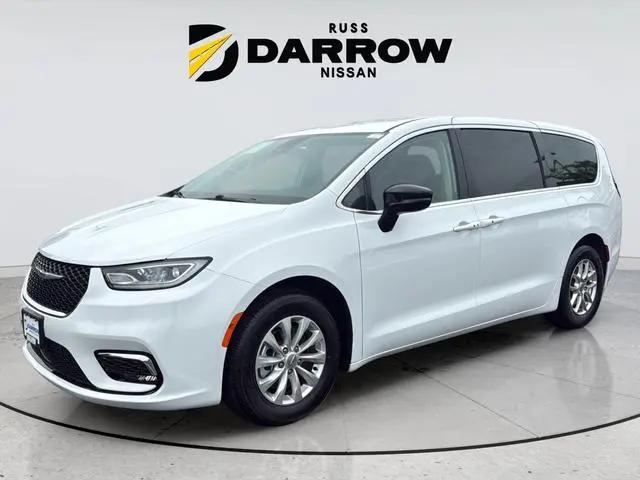 2024 Chrysler Pacifica Touring L for sale in Milwaukee, WI