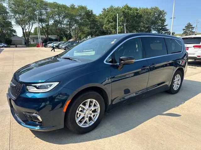 2025 Chrysler Pacifica Select for sale in Cedar Falls, IA