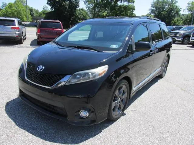 2016 Toyota Sienna SE 8 Passenger for sale in Hurricane, WV