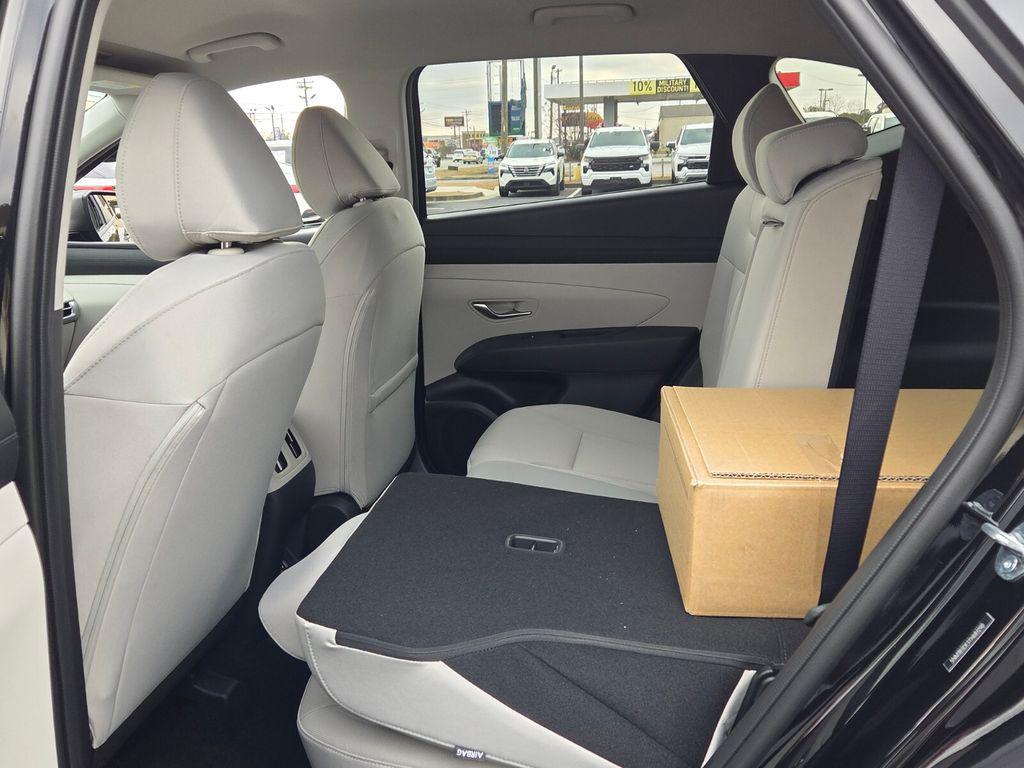 New 2026 Black HYUNDAI SEL FWD image 6