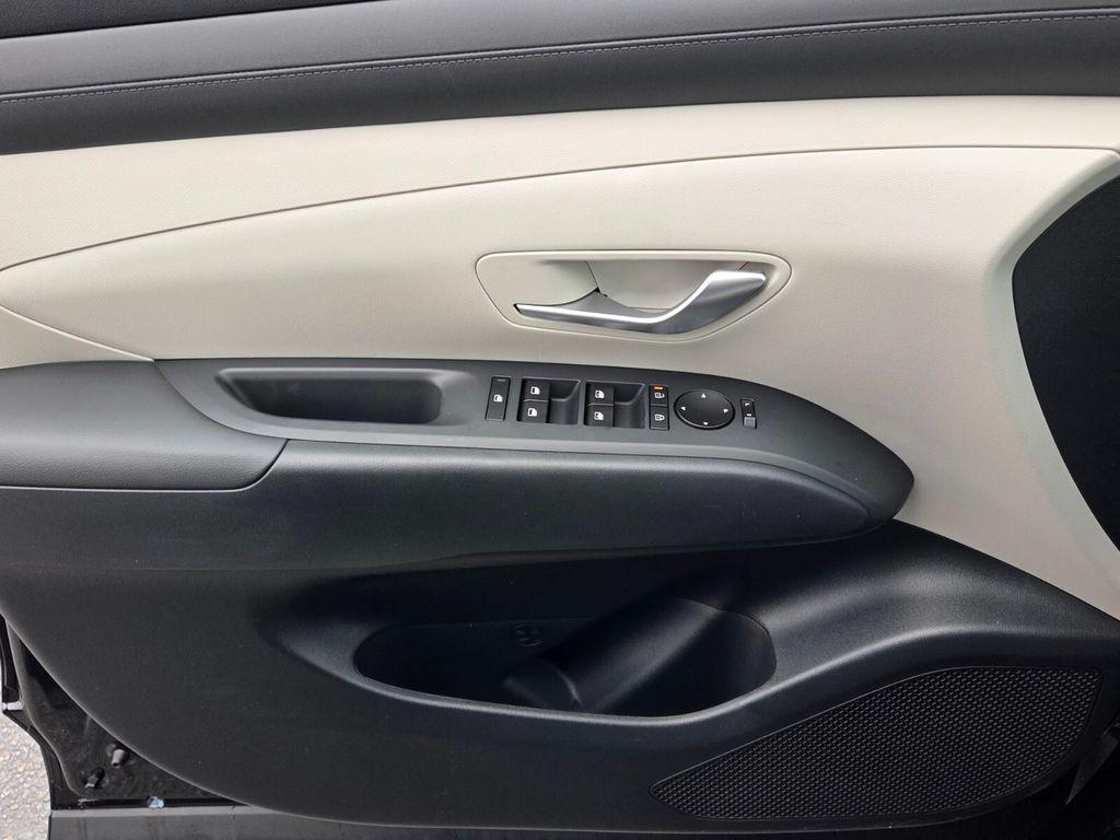New 2026 Black HYUNDAI SEL FWD image 25