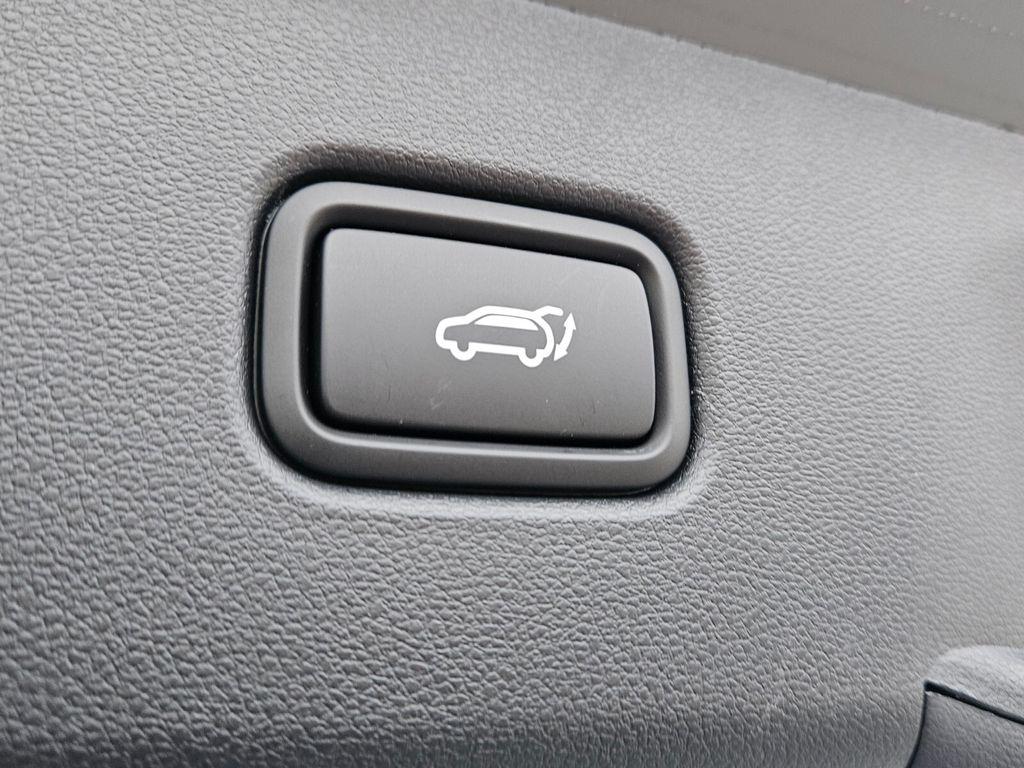 New 2026 Gray HYUNDAI SEL FWD image 13