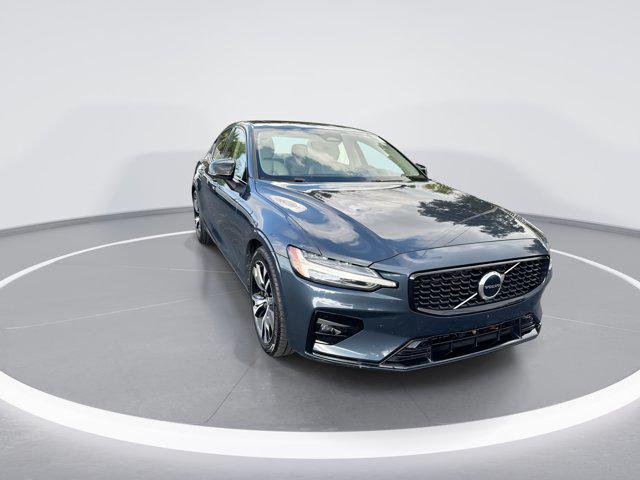 2024 Volvo S60 B5 Core Dark Theme