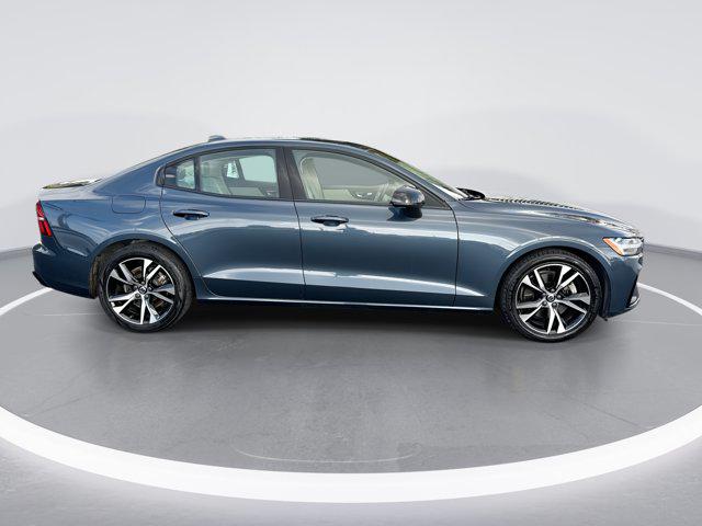 2024 Volvo S60 B5 Core Dark Theme