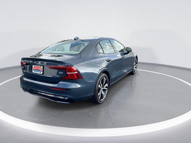 2024 Volvo S60 B5 Core Dark Theme