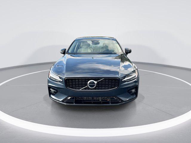 2024 Volvo S60 B5 Core Dark Theme