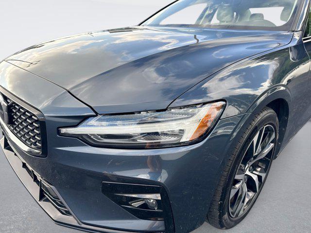 2024 Volvo S60 B5 Core Dark Theme