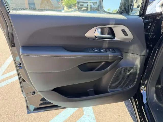 2027 Chrysler Pacifica Select AWD