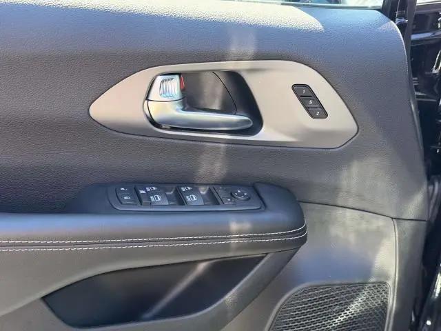 2027 Chrysler Pacifica Select AWD