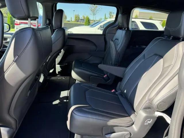 2027 Chrysler Pacifica Select AWD