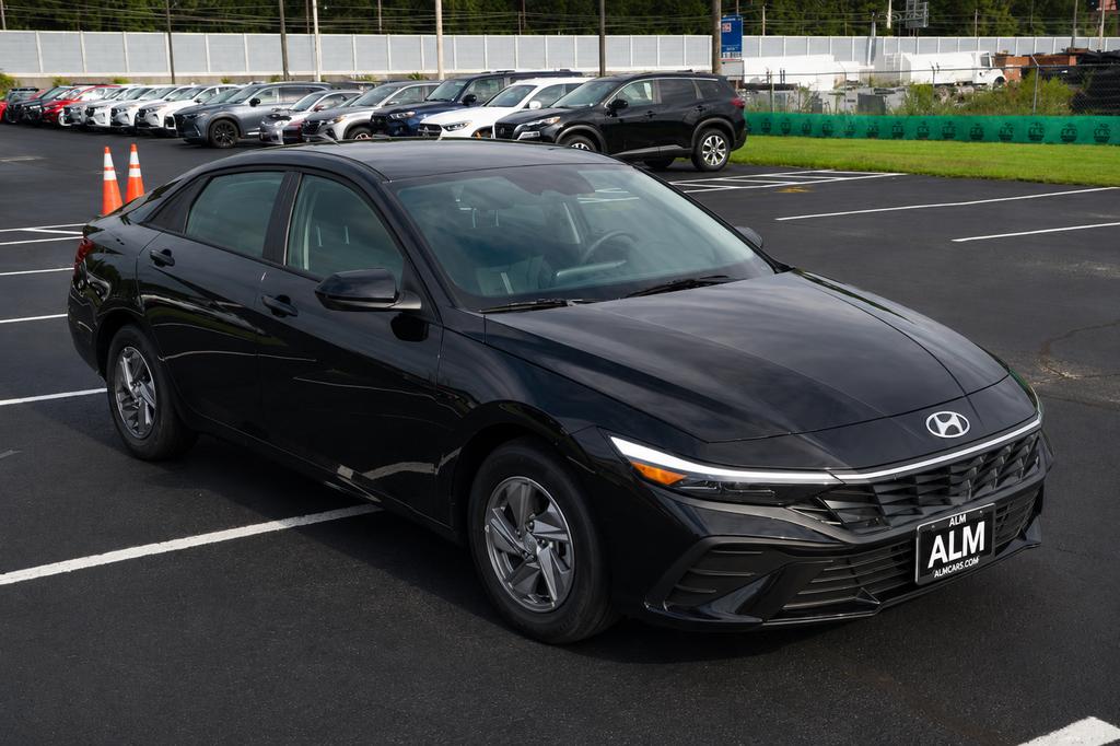 New 2026 Black HYUNDAI SE image 3