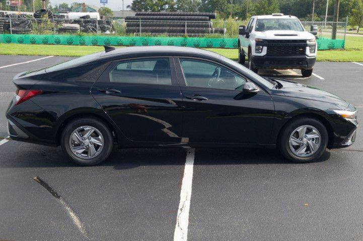 New 2026 Black HYUNDAI SE image 4