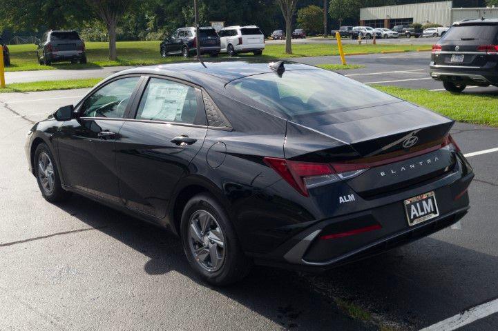 New 2026 Black HYUNDAI SE image 8