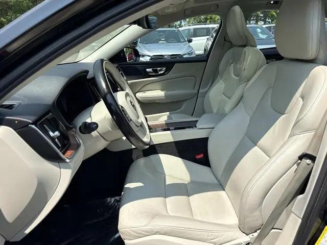2021 Volvo S60 T6 Momentum