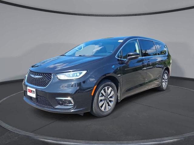 2023 Chrysler Pacifica Hybrid Touring L for sale in Eatontown, NJ