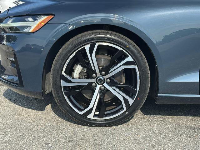 2024 Volvo S60 B5 Core Dark Theme