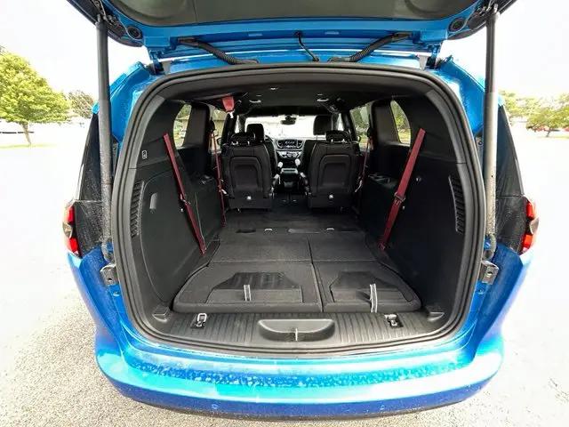 2027 Chrysler Pacifica Select