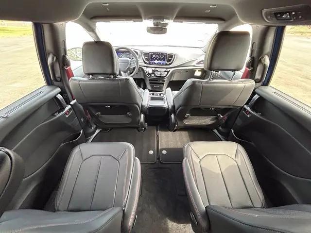 2027 Chrysler Pacifica Select