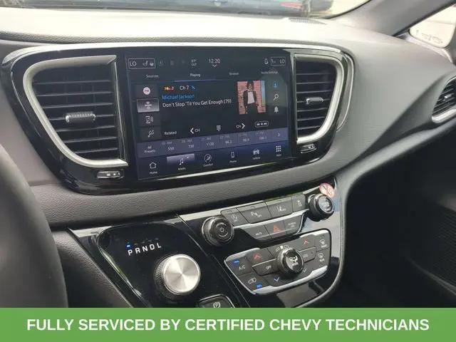 2025 Chrysler Pacifica Select