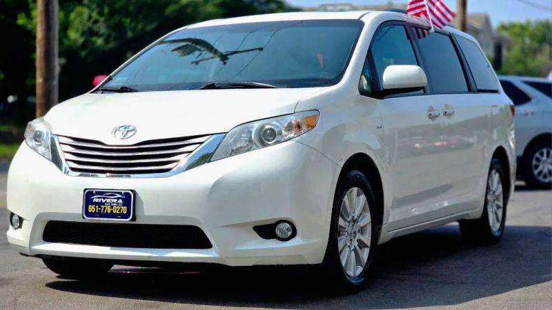 2017 Toyota Sienna XLE 7 Passenger for sale in Saint Paul, MN