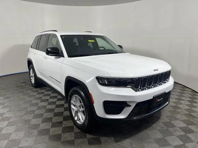 2023 Jeep Grand Cherokee Laredo 4x4 for sale in Shakopee, MN