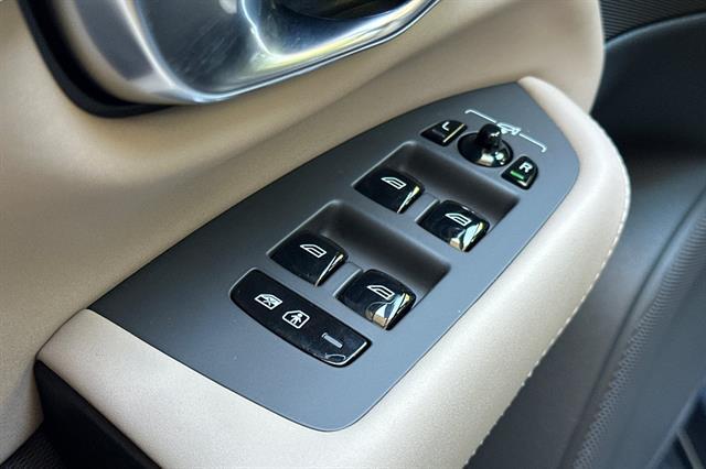 2026 Volvo XC90 Plus, B6 AWD Gas mild hybrid, Gasoline, Bright, 7 Seats