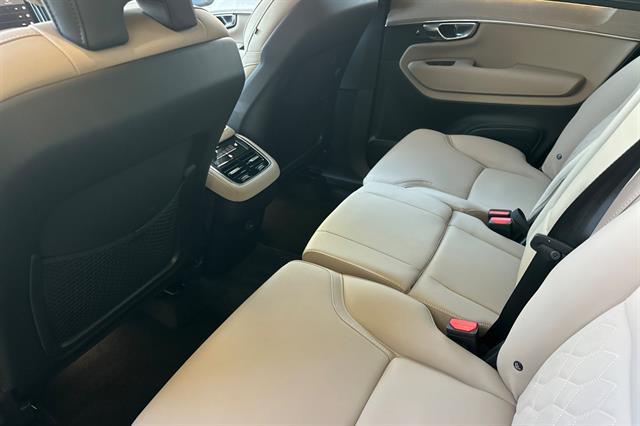 2026 Volvo XC90 Plus, B6 AWD Gas mild hybrid, Gasoline, Bright, 7 Seats