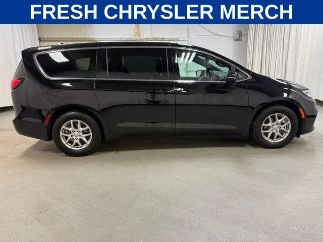 2025 Chrysler Pacifica Select for sale in Fairmont, MN
