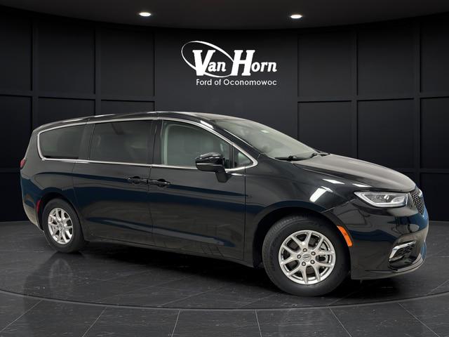 2023 Chrysler Pacifica Touring L for sale in Oconomowoc, WI