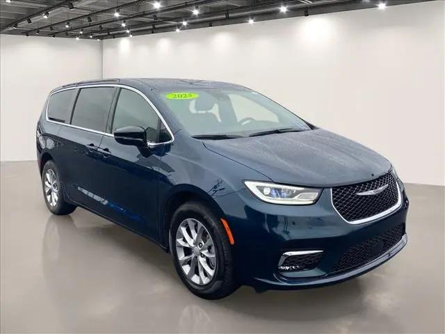 2025 Chrysler Pacifica Select for sale in Williamsville, NY