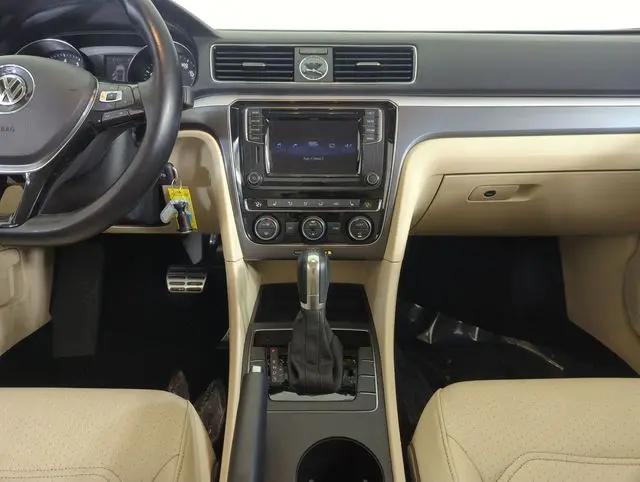 2017 Volkswagen Passat 1.8T R-Line