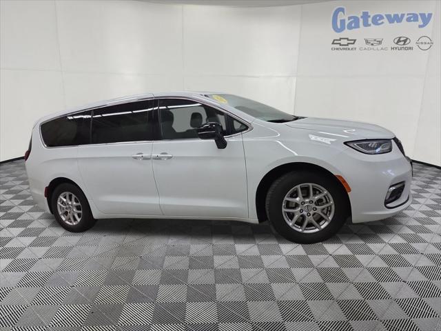 2025 Chrysler Pacifica Select for sale in FARGO, ND