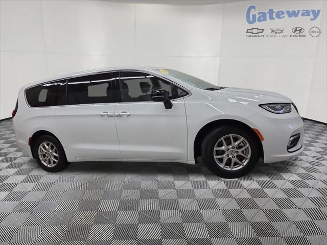 2025 Chrysler Pacifica Select for sale in FARGO, ND