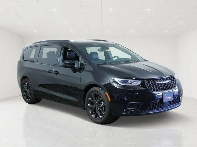 2025 Chrysler Pacifica Limited for sale in Shakopee, MN