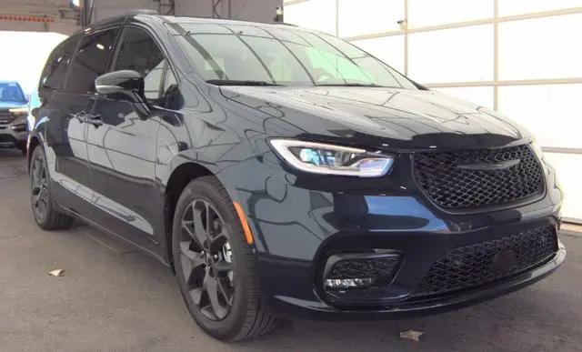 2024 Chrysler Pacifica Limited for sale in Fremont, MI