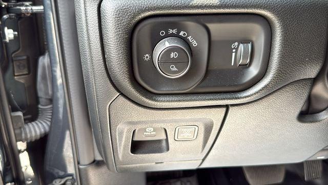 2026 Ram 1500 Express Crew Cab 4x4 57 Box