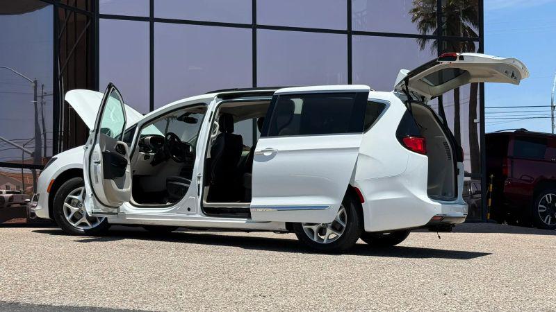 2017 Chrysler Pacifica Touring-L