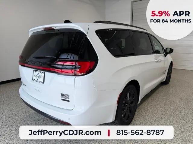 2027 Chrysler Pacifica Select