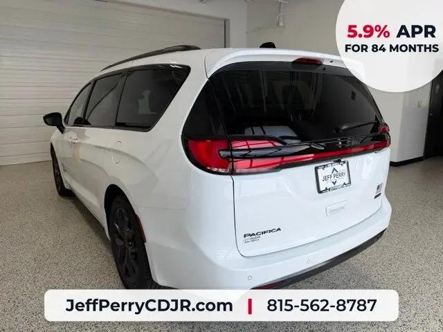 2027 Chrysler Pacifica Select