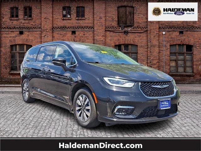 2023 Chrysler Pacifica Hybrid Touring L for sale in EAST WINDSOR, NJ