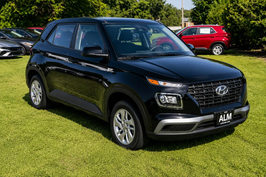 New 2026 Onyx Black HYUNDAI SE image 3