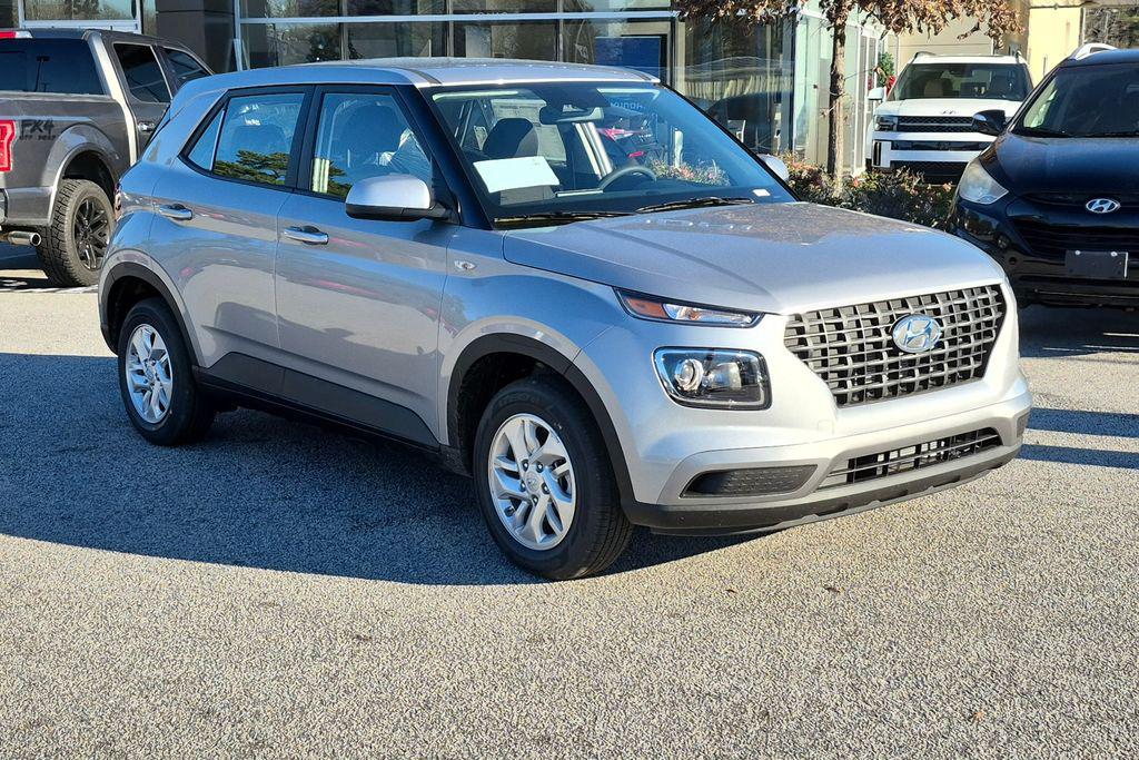 New 2026 Silver HYUNDAI SE image 3