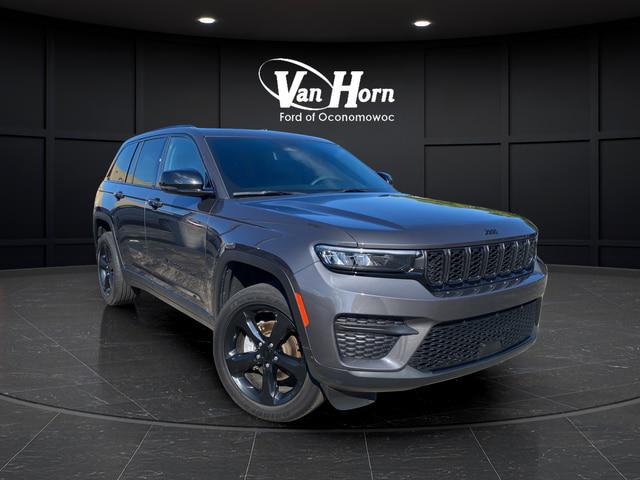 2023 Jeep Grand Cherokee Altitude 4x4 for sale in Oconomowoc, WI
