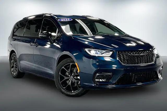 2025 Chrysler Pacifica Limited for sale in Auburn, IN
